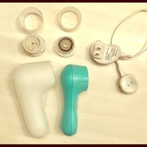 Clarisonic Mia2 w Cashmere & Sensitive brush heads
